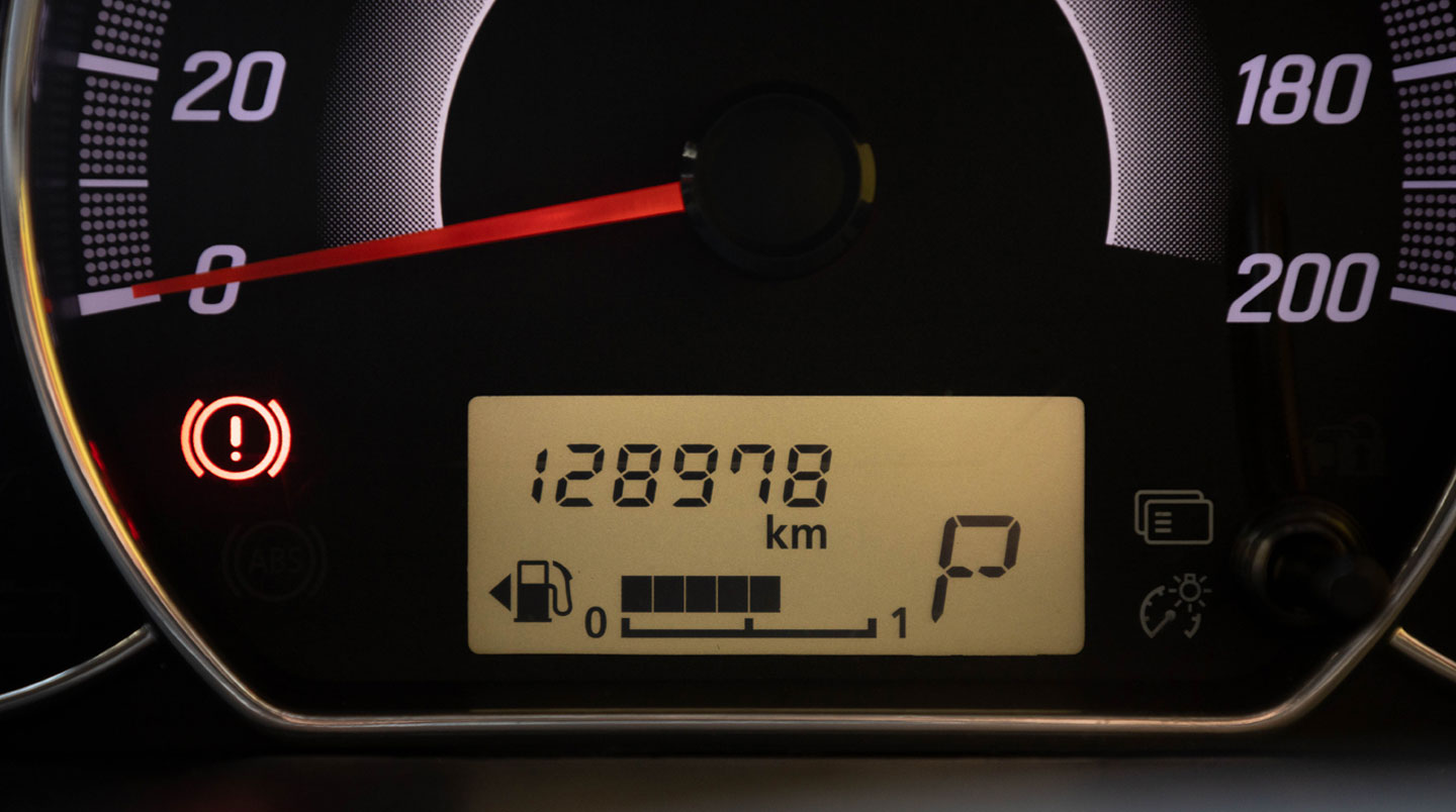 Tableau de bord numérique d'un véhicule Renault moderne affichant le compteur kilométrique à 18 742 km
